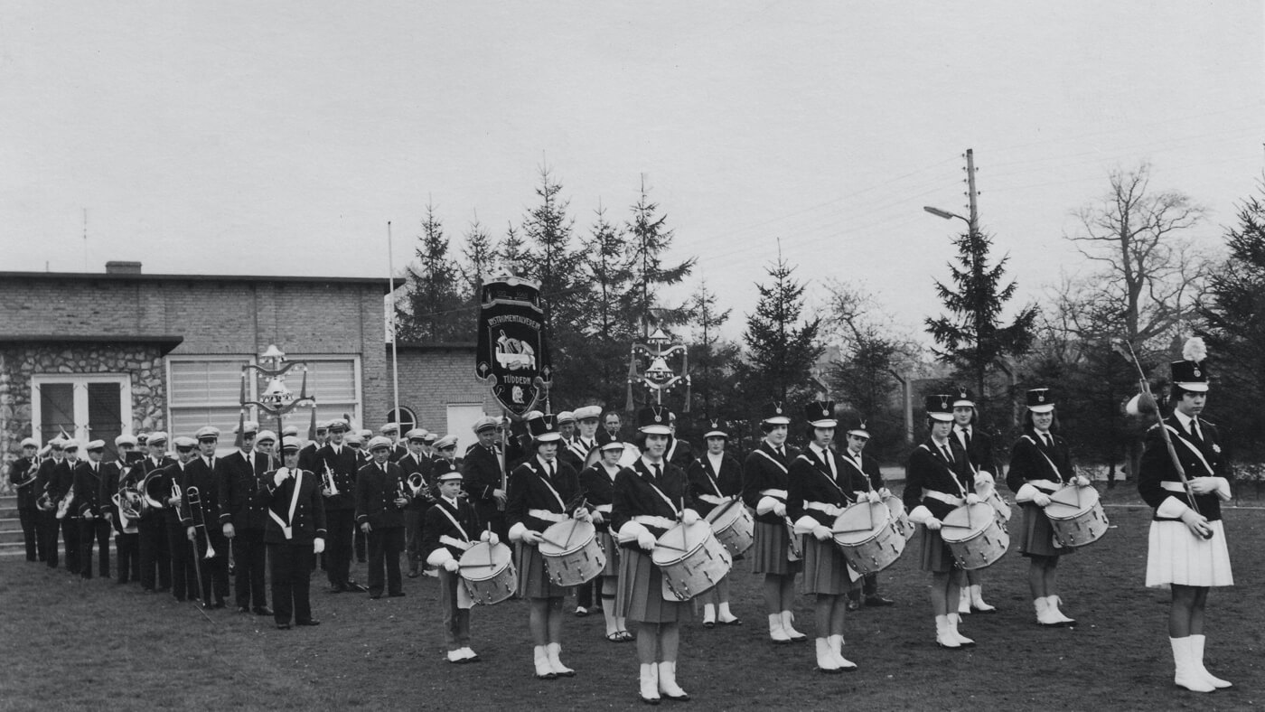 Harmonie und Drumband 1967 auf dem Tüdderner Sportplatz